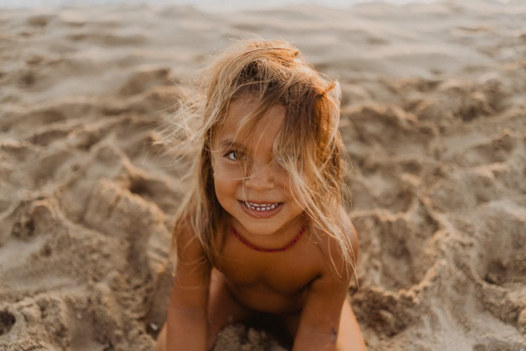 bambina felice al mare